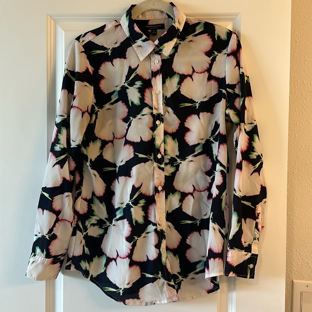 Banana Republic Dillon Shirt in Navy Blue with florals, Size M